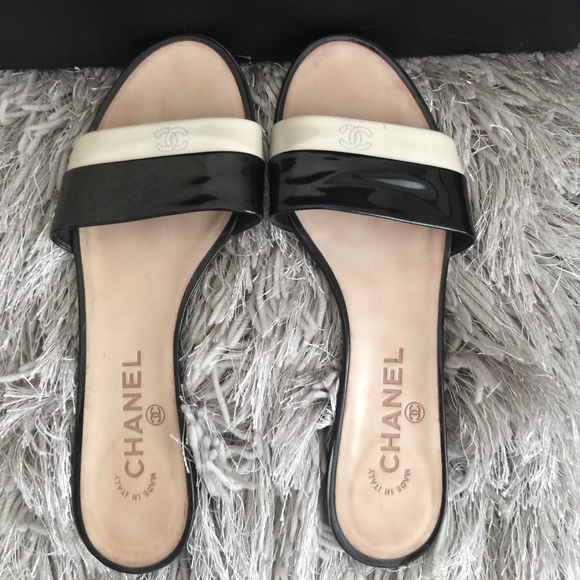 CHANEL CC LOGO FLAT SANDALS SLIDES - Picture 2 of 5